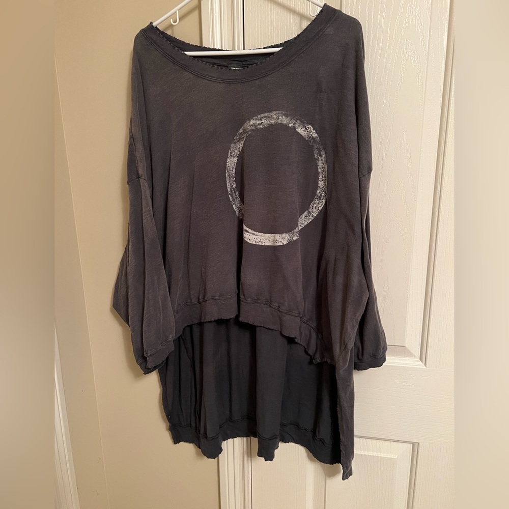 Magnolia Pearl Crescent Moon Hi-lo Francis top